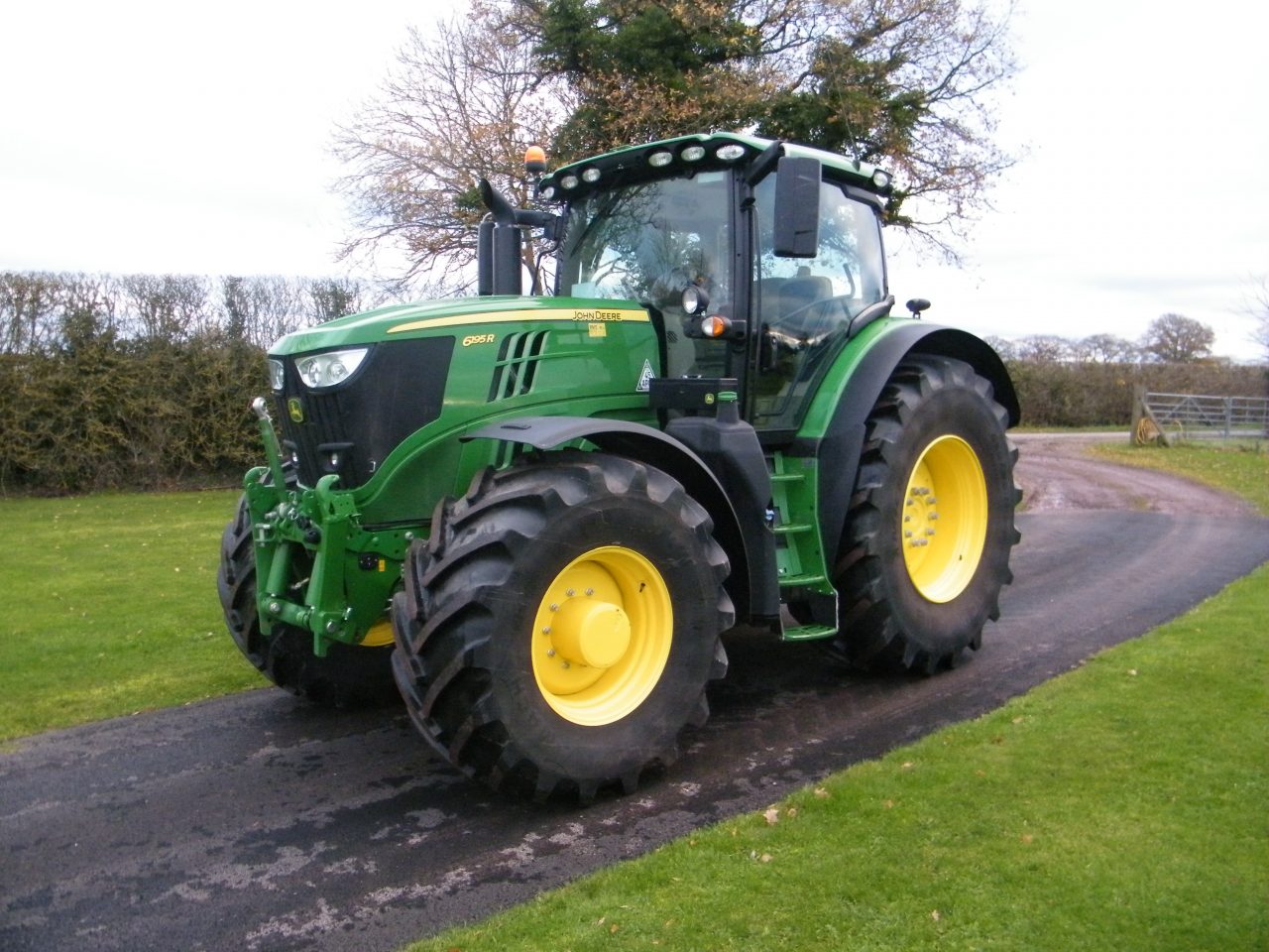 Avarija Krekenavoje: į priešpriešinę eismo juostą išvažiavęs lengvasis automobilis taranavo traktorių.