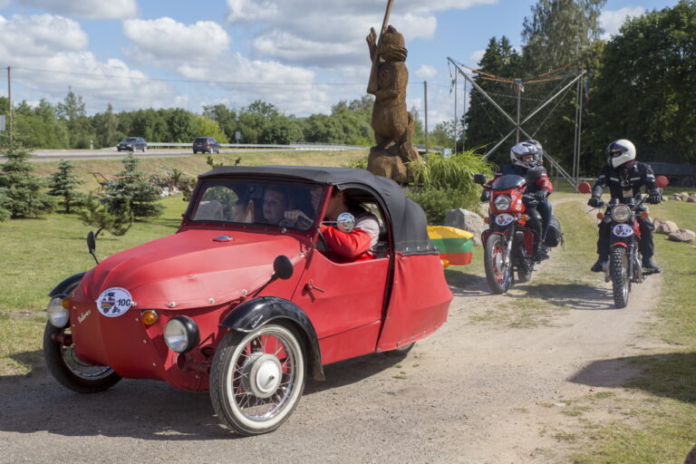 Motociklų motociklu jau antrąkart festivalyje pripažintą „Jawa Velorex Oskar 16/250“ jo savininkas Pavel Zdanovič sako prikėlęs iš metalo krūvos – modeliui nuo nulio atkurti prireikė poros metų ir pagal užsakymą gamintų detalių. V. BULAIČIO nuotr.
