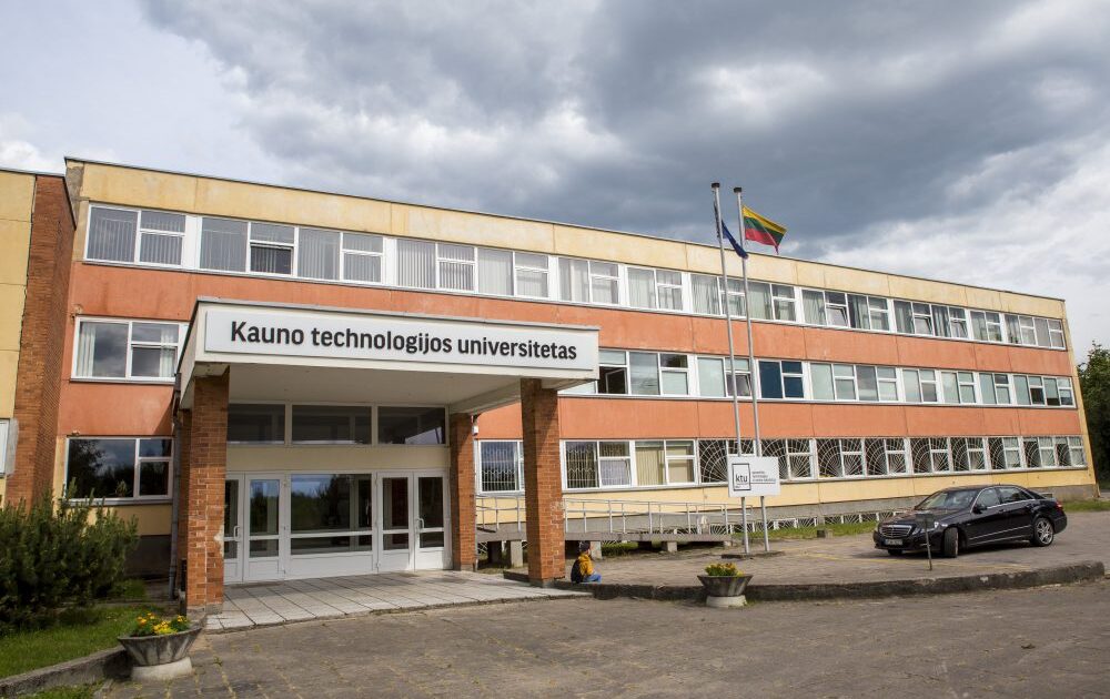 Vasarai baigiantis aukštosios mokyklos vėl laiko abiturientų egzaminą. Panevėžyje veikiančiosios stengiasi išsaugoti optimizmą, nors vienintelis mieste universitetines studijas siūlantis Kauno technologijos universiteto (KTU) Panevėžio technologijų ir verslo fakultetas ir šįmet sulaukė bakalaurų nuosprendžio.