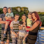 Gausi panevėžiečių šeima tikina visai nesijaučianti išskirtinė. „Turime daug vaikų, bet yra kas turi dar daugiau“, – sako Artūras ir Raimonda Koganai. ASMENINIO ARCHYVO nuotr.