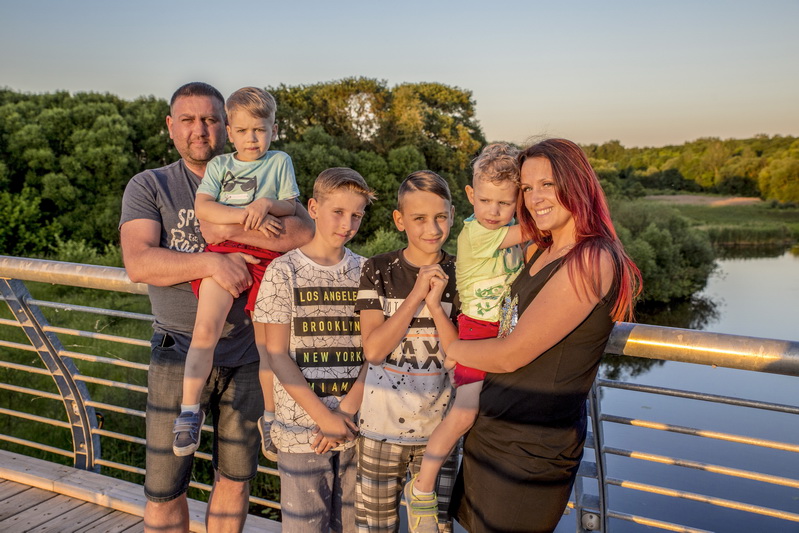 Gausi panevėžiečių šeima tikina visai nesijaučianti išskirtinė. „Turime daug vaikų, bet yra kas turi dar daugiau“, – sako Artūras ir Raimonda Koganai. ASMENINIO ARCHYVO nuotr. 