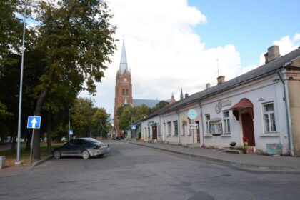 Jaukus Ramygalos miestas pašiurpęs. Čia gyvenantis pensininkas teigia buvęs sumuštas ir apiplėštas į jo namus įsiveržusio romo.