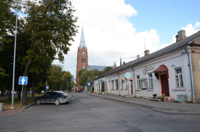 Jaukus Ramygalos miestas pašiurpęs. Čia gyvenantis pensininkas teigia buvęs sumuštas ir apiplėštas į jo namus įsiveržusio romo.