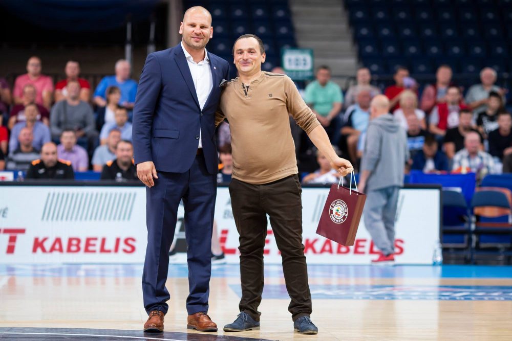 „Bandome būti geru šeštu komandos žaidėju“, – sako 38-erių panevėžietis Marius Červinskas. Krepšiniu aktyviai domėtis jis pradėjo prieš trejus metus, o jau dvejus metus į priekį veda ir koordinuoja krepšinio klubo „Lietkabelio“ sirgalius.