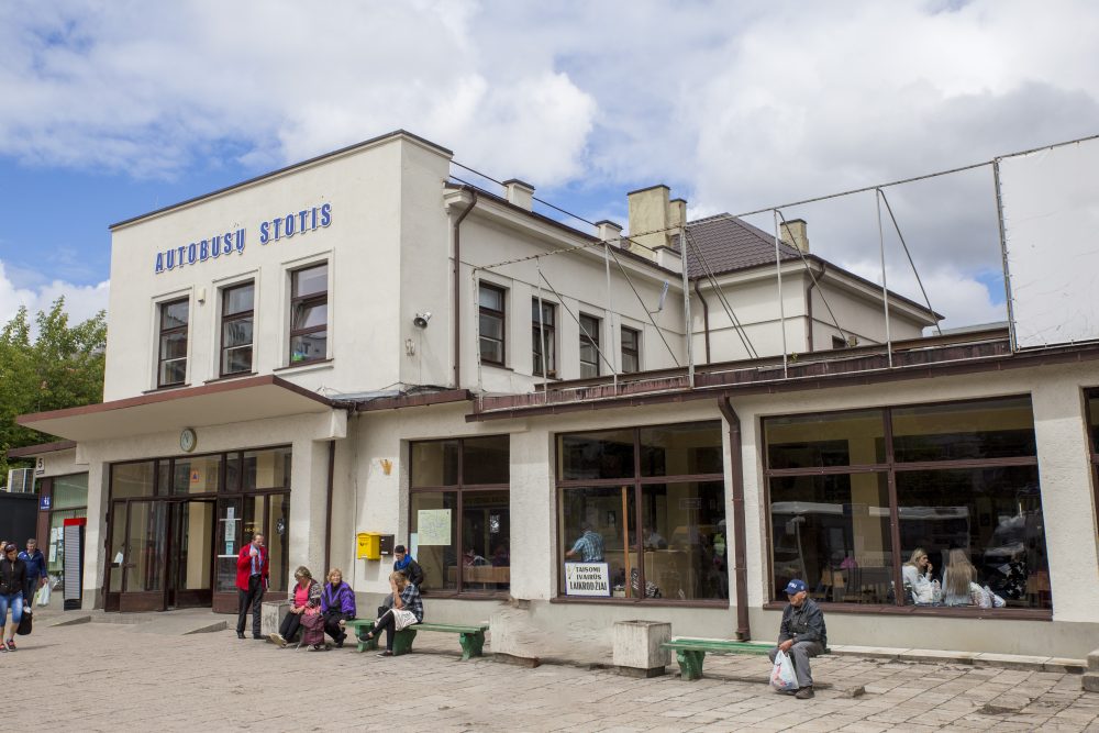 Korupcijos skandalo purtomos Panevėžio savivaldybės vadovams – dar viena pareigūnų pasiųsta žinia. Naujos autobusų stoties planuojamų statybų peripetijas narpliojusi Apygardos prokuratūra įspėjo Savivaldybės administracijos direktorių Rimantą Paužą nedaryti teisės aktų pažeidimų.