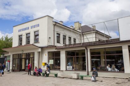 Panevėžyje po ilgų diskusijų vis dėlto duotas startas autobusų stoties atnaujinimui. Tarybos narių balsų dauguma pritarta, kad prieš daugiau nei pusę amžiaus sumūrytas dabartinis stoties pastatas būtų rekonstruotas ir pritaikytas visai kitoms reikmėms.