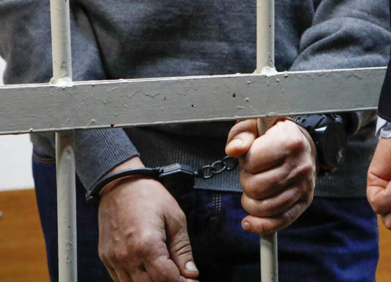 Dvidešimtmetį Anykščių rajono gyventoją teismas pripažino kaltu dėl pasikėsinimo išžaginti nepilnametę, svetimo turto sunaikinimo visuotinai pavojingu būdu, fizinio skausmo sukėlimo ir nesunkaus sveikatos sutrikdymo. Jaunuoliui skirta reali laisvės atėmimo bausmė.