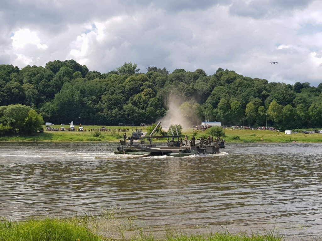 Tarptautinės pratybos „Kardo kirtis 2018“ (angl. Saber Strike 2018) įsibėgėja. JAV 2-osios kavalerijos pulkas vykdo persikėlimą per Nemuną ties Kulautuvą. Įveikę vandens kliūtį pontoniniais plaustas, tęs judėjimą į Panevėžį.