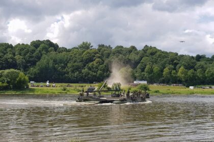 Tarptautinės pratybos „Kardo kirtis 2018“ (angl. Saber Strike 2018) įsibėgėja. JAV 2-osios kavalerijos pulkas vykdo persikėlimą per Nemuną ties Kulautuvą. Įveikę vandens kliūtį pontoniniais plaustas, tęs judėjimą į Panevėžį.