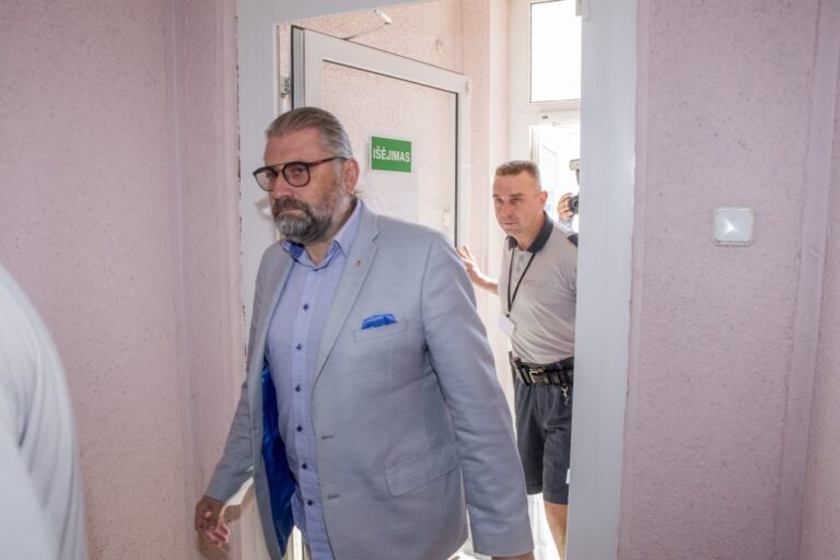 Vyriausioji rinkimų komisija (VRK) ketvirtadienį svarstys Panevėžio prokurorų prašymą dėl teisinės neliečiamybės panaikinimo dviem įtariamiesiems – Panevėžio ir Anykščių merams Ryčiui Račkauskui ir Kęstučiui Tubiui.