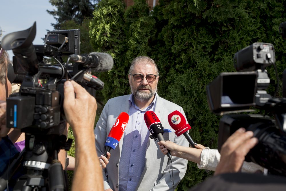 Specialiųjų tyrimų ir Finansinių nusikaltimų tyrimų tarnyboms paskelbus vykdant plataus masto tyrimą dėl galimos korupcijos Panevėžio savivaldybėje, miestas užgniaužęs amą laukia šios istorijos esminės figūros – įtariamojo mero Ryčio Račkausko žingsnių.