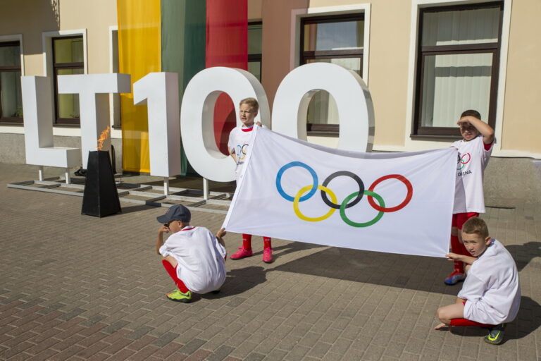 Šiandien Panevėžyje startavo 29-oji Olimpinė diena. Šventė, kaip dera, prasidėjo tradiciniu Olimpinio deglo nešimu ir aukuro įžiebimo ceremonija.
