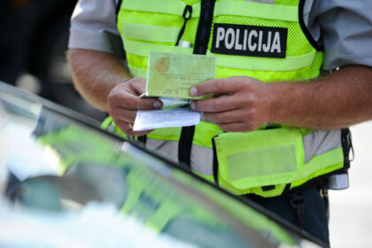 Šeštadienio vėlų vakarą daugelį centre gyvenančių panevėžiečių iš miegų išbudino garsus sprogimo garsas, tačiau, kaip vėliau paaiškėjo, jį sukėlė ne sprogimas, o avarija, kurios metu susidūrė du automobiliai.