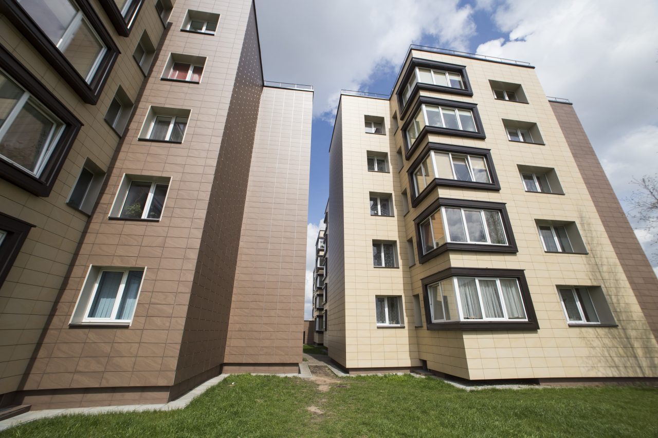 Daugiau kaip trys šimtai daugiabučių, šį pavasarį pagal paskutinį Aplinkos ministerijos kvietimą atrinkti į Daugiabučių namų atnaujinimo (modernizavimo) programą, jau netrukus galės pradėti itin svarbų žingsnį – projektavimo ir rangos darbų pirkimą. Praėjusių metų pabaigoje buvo priimtas svarbus sprendimas, kad projektavimo paslaugos ir rangos darbai turėtų būti perkami atskirai. Taip gyventojams bus užtikrinta geresnė statybos darbų kokybė, o visas renovacijos procesas bus gerokai skaidresnis. Kai šie darbai būdavo perkami kartu, kartais kildavo nesklandumų. Dabar gyventojai patys galės rinktis visus jiems labiausiai tinkamus projektinius sprendinius, statybines medžiagas. O statybos rangovas galės tiksliau apskaičiuoti sąnaudas projektui įgyvendinti.