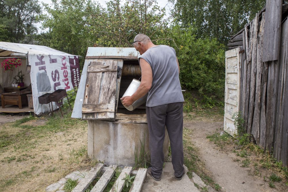 Nors vakarinis Panevėžio rajonas laikomas vienu populiariausių, galinčiu pasigirti aukščiausiomis nekilnojamojo turto kainomis, čia, atokiau nuo pagrindinių kelių, Ainių g. būstus pigiai išsinuomojusios šeimos gyvena prasčiau nei atokiame kaime.