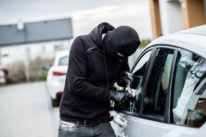 Nelinksmai antradienio rytas prasidėjo keliems į darbą skubantiems panevėžiečiams, radusiems nusiaubtus automobilius. Vagys darbavosi kone visame mieste – automobiliai apšvarinti viena nuo kitos gerokai nutolusiose gatvėse.