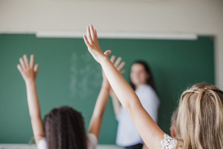 Jau nuo rugsėjo mokyklose bus pereinama prie etatinio pedagogų darbo apmokėjimo tvarkos, kai atlyginimai skaičiuojami ne tik pagal turimas pamokas, bet ir pagal papildomus darbus.