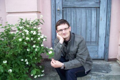 Nuo praėjusio rudens Panevėžio Šv. apaštalų Petro ir Povilo bažnyčioje tikinčiųjų sielas gano jaunas kunigas, poetas Justas Jasėnas. Už drąsų ir kūrybišką požiūrį iš Kupiškio čia perkeltas dvasininkas sako, kad jo kūryboje, kaip ir gyvenime, lieka vis mažiau kablelių bei taškų.