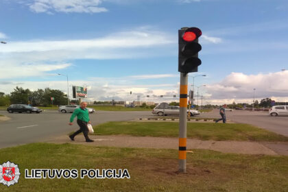 2018-07-13 Panevėžyje, Klaipėdos–Vakarinės g. sankryžoje, automobilis BMW nuvažiavo nuo kelio, apgadino šviesoforą ir iš eismo įvykio vietos pasitraukė.