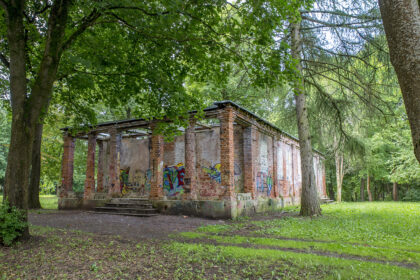 Jau šį rudenį seniausias miesto parkas sulauks sunkiosios technikos. Planuojama, kad per maždaug pusantrų metų panevėžiečių traukos vieta pasikeis neatpažįstamai. Tam iš įvairių Europos Sąjungos struktūrinių fondų numatyta per du milijonus eurų, o parke stūksančiai poeto Juozo Čerkeso- Besparnio sodybos ansamblio rekonstrukcijai ir plėtrai – dar apie 2,5 milijono eurų.