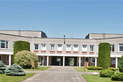 2019–2020 m. m. bazine mokykla paskirta „Minties“ gimnazija (Kniaudiškių g. 40). Ji priims eksternų (jau turinčių brandos atestatą mokinių) prašymus laikyti brandos egzaminus, organizuos, vykdys brandos egzaminų pakartotinę sesiją, nagrinės mokyklinių brandos egzaminų kandidatų apeliacijas.