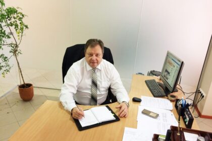 Garsiai į dvi skirtingas partijas suskilę Lietuvos socialdemokratai nerimsta ir regionuose. Neseniai Panevėžio mieste burtis pradėjęs naujas „socialdarbiečių“ skyrius jau susiginčijo dėl valdžios.