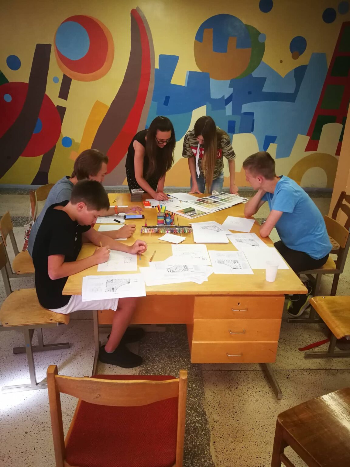 Panevėžio miesto savivaldybė skatina robotikos kompetencijų ugdymą ir „Minties“ gimnazijoje steigia robotikos varžybų centrą.