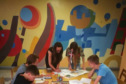 Panevėžio miesto savivaldybė skatina robotikos kompetencijų ugdymą ir „Minties“ gimnazijoje steigia robotikos varžybų centrą.