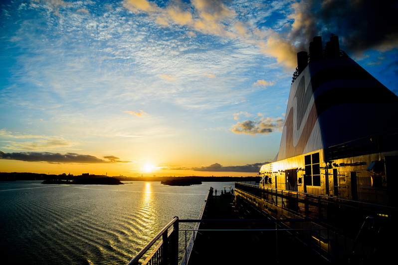Palydėti saulę ar tiesiog mėgautis nuostabiais vaizdais keliautojai dažniausiai renkasi viršutinį laivo denį.
