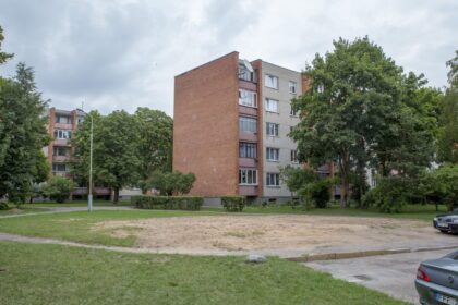 Naikinti negalima palikti – kur dėti kabelį, kai kalbama apie dar sovietmetį menančias vaikų žaidimo aikšteles daugiabučių kiemuose.