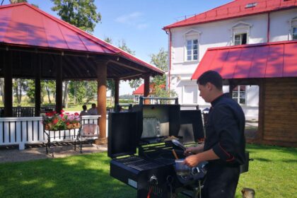 Lengvas brizas ir kūną šildanti saulė vilioja leisti laiką gamtoje. Vasarą, pirmai progai pasitaikius, nemaža dalis šalies gyventojų traukia užmiesčio link. Vandens pramogos, aktyvi veikla gamtoje dažnai vainikuojama ant grilio keptais patiekalais.