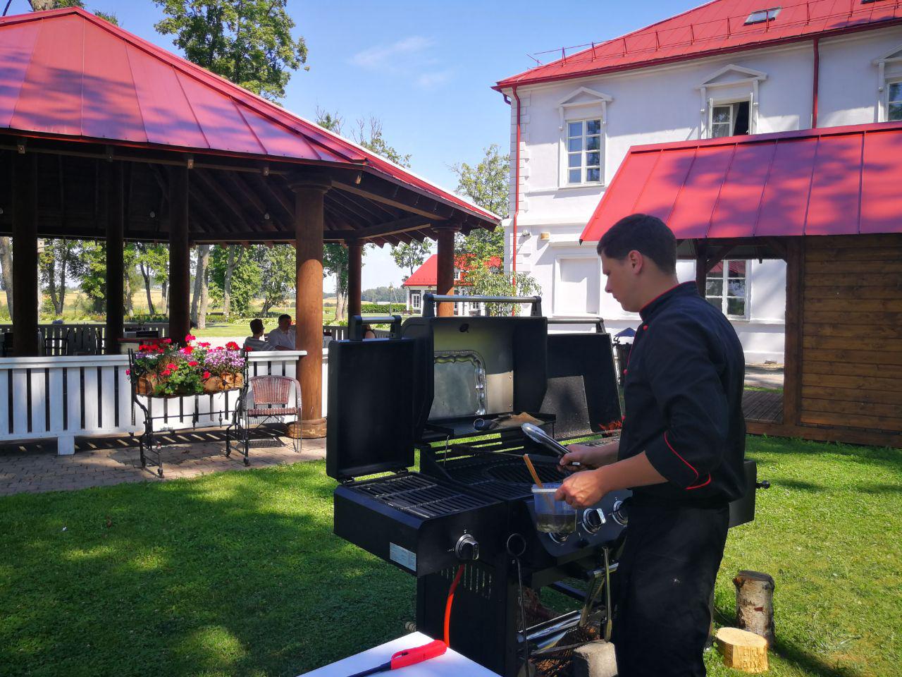 Lengvas brizas ir kūną šildanti saulė vilioja leisti laiką gamtoje. Vasarą, pirmai progai pasitaikius, nemaža dalis šalies gyventojų traukia užmiesčio link. Vandens pramogos, aktyvi veikla gamtoje dažnai vainikuojama ant grilio keptais patiekalais.