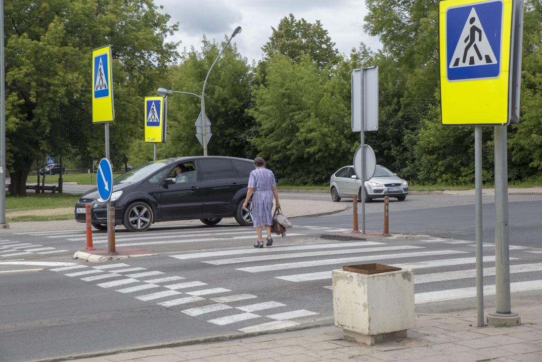 Mieste jau ne vienerius metus viena nesaugiausių vietų gatvėje laikomos perėjos po truputį rekonstruojamos, tačiau dalis jų ir naikinama. Be to, svarstomas naujų saugumo priemonių diegimas.