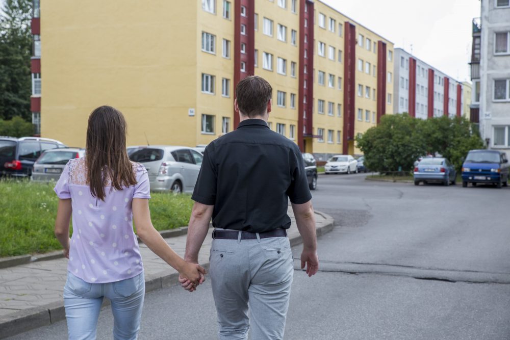 Panevėžio rajono savivaldybė šios vasaros pradžioje gavo tris prašymus sutuokti skubos tvarka, kad jaunavedžiai galėtų pretenduoti į liepos 1-ąją žadėtą valstybės paramą pirmam jaunos šeimos būstui regione. Tačiau Lietuvos valdžia, pasirodo, su savo pažadais taip nebeskuba.