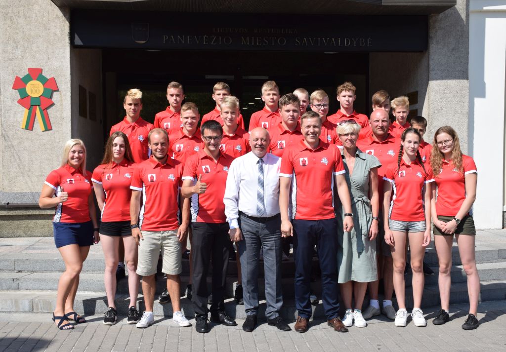 Šiandien Savivaldybėje į tarptautines vaikų žaidynes Jeruzalėje (Izraelis) išlydėta miesto sportininkų delegacija.