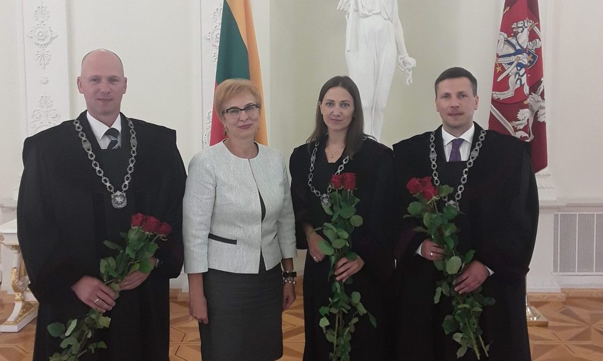 Vakar Prezidentei prisiekę, šiandien darbą Panevėžio apylinkės teisme pradeda trys nauji teisėjai. Rita Dirkė ir Marius Jankauskas papildys Panevėžio rūmų, o Vaidas Steckys - Biržų rūmų teisėjų gretas.