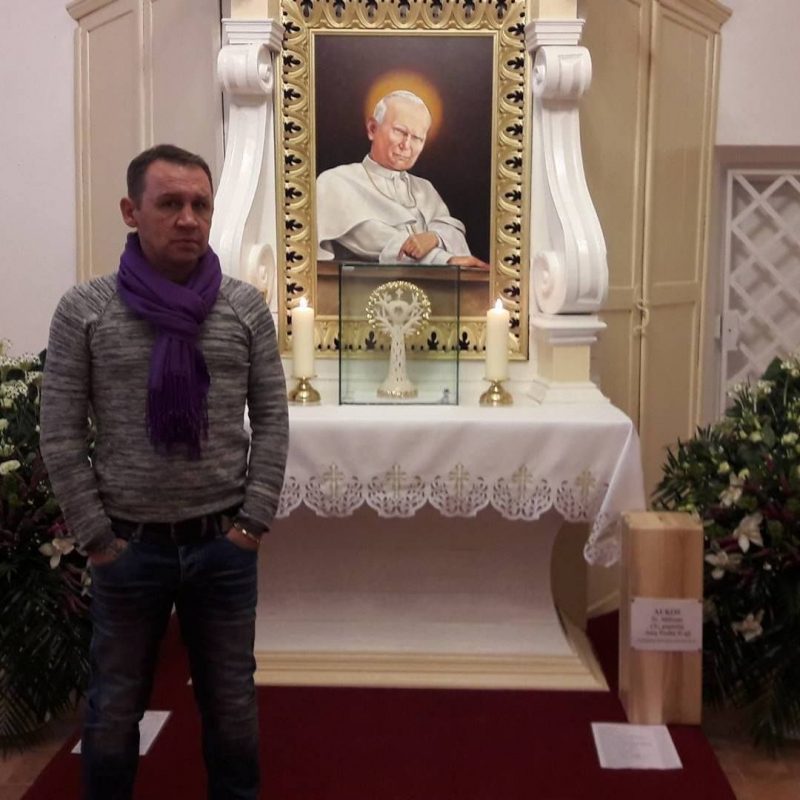 Religijos tema Ryčiui niekada nebuvo svetima. Prieš keletą metų Tytuvėnų bažnyčiai jis nutapė unikalų popiežiaus Jono Pauliaus II portretą. Asmeninio archyvo nuotr.