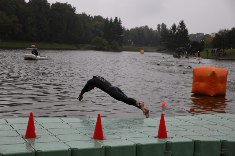 Vakar Panevėžyje įvyko iškilmingas Pasaulio dvigubo ultratriatlono taurės etapo atidarymas, o šiandien 11 valandą ryto sportininkai jau startavo pirmoje – plaukimo rungtyje. Senvagėje atletams teks įveikti 7,6 km nuotolį.