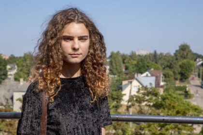 Emilija Dirsytė – kūrybinga aštuoniolikmetė iš Naujamiesčio. Daugelis ją dažniausiai atpažįsta, kaip žinomo dailininko ir skulptoriaus Daliaus Dirsės dukrą, tačiau žavinga garbanė savo jėgomis pati sėkmingai skinasi kelią į kino pasaulį.