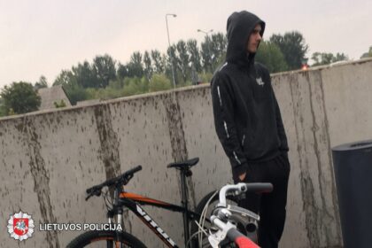 2018-08-11 12.34 val. Panevėžyje, Vasario 16-osios g., pavogtas dviratis.