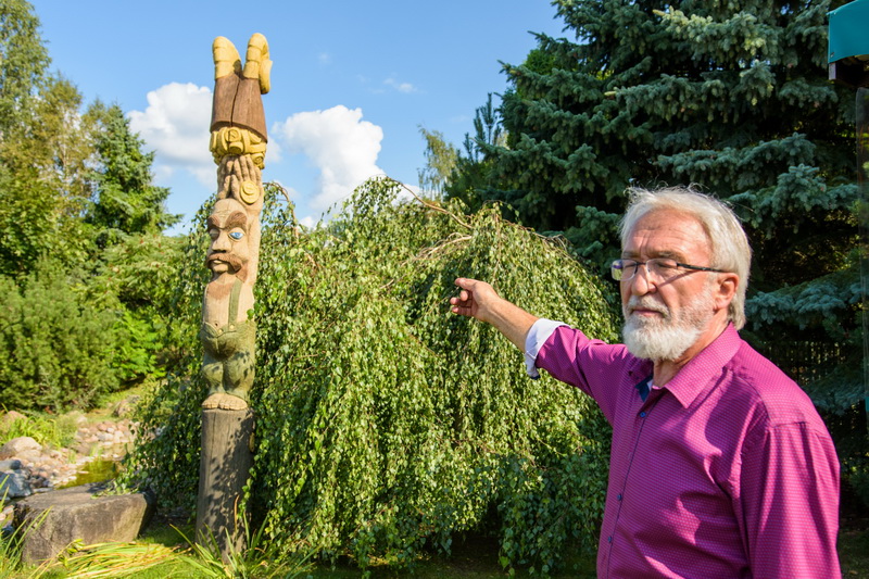 Verslininko tikinimu, jo įmonės kieme stovinti kauko skulptūra stebuklinga – patrynus ant jos esantį pinigėlį turtai patys ims plaukti į kišenes. M. GARUCKO nuotr.