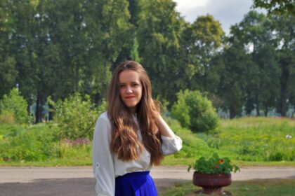 Iš nediduko Šilų miestelio Panevėžio rajone kilusi 22-ejų metų Justina Žvirblytė skaičiuoja paskutines dienas iki išvykimo į Jungtines Amerikos Valstijas (JAV) – Nacionalinę aeronautikos ir kosmoso administraciją (NASA). Kuo jauna biofizikė sužavėjo pirmaujančią aeronautikos organizaciją?