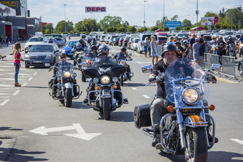 Karštis, muzika, odinės liemenės ir juodi motociklai – tokia nedalijama sąjunga šį savaitgalį kelia bangas Ekrano marių pakrantėje. Čia į tradicinį festivalį “Bike X Dream” susirinko šimtai baikerių. Ir nors jie skaičių nekenčia kaip ir nuobodulio, tai jau vienuoliktoji Panevėžio klubo “Iron X” šventė.