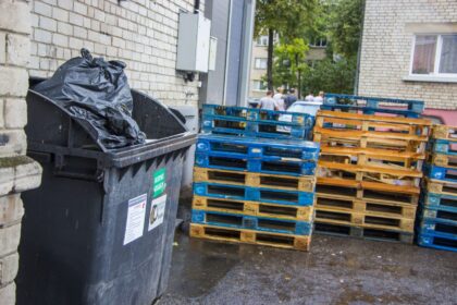 „Mums rūpi“ – garsiai skelbia vieno prekybos tinklo šūkis. Tik šalia vienos jo parduotuvės Panevėžyje įsikūrę gyventojai tokiais pažadais nebetiki.