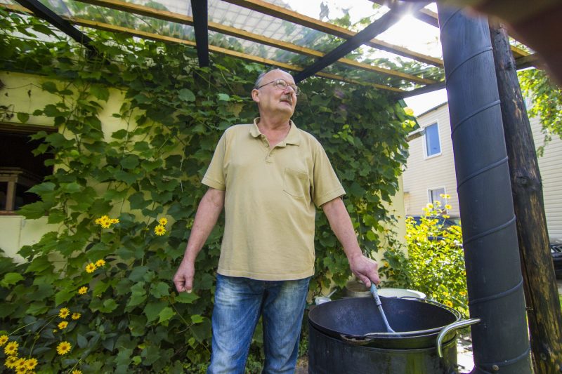Laisvalaikiu Jonas Čergelis imasi malonios veiklos – ketaus troškintuve gamina ypatingą plovą. M. Garucko nuotr.