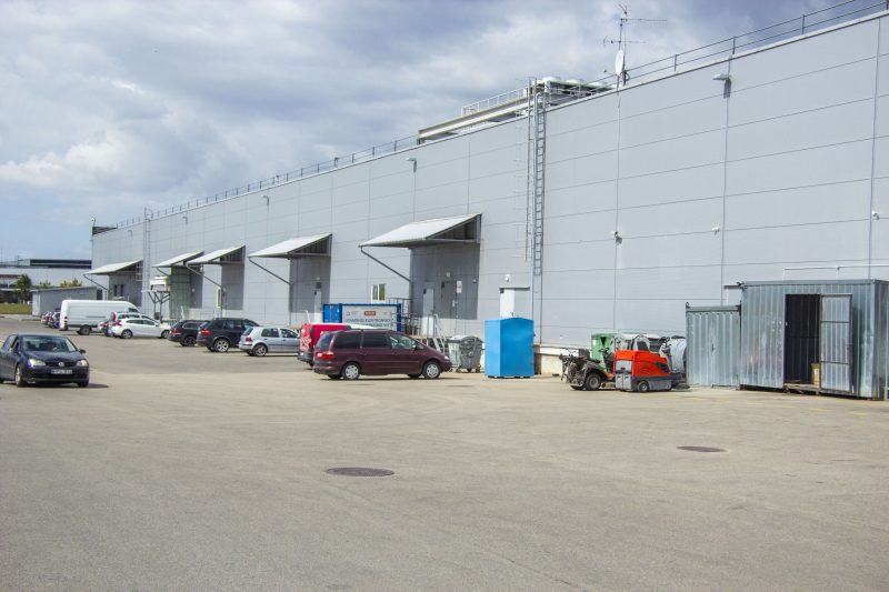 Prekybos centro atstovai motyvuoja neapsikentę netvarkos prie dovanojamų daiktų dažniausiai perpildyto konteinerio. M. Garucko nuotr.