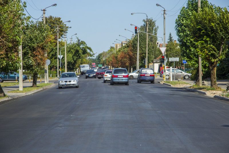 Neseniai atnaujintos Aukštaičių gatvės individualių namų gyventojai pasakojo jau nuo pavasario gyvenantys tarsi prie judrios autostrados – vilkikų srautas nenutrūksta ištisą parą. M. Garucko nuotr.