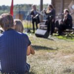 Paminėti tautą suvienijančią Baltijos kelio ir Juodojo kaspino dieną tradiciškai susirinkta simbolinėje vietoje – po paskutiniojo tarpukario Lietuvos užsienio reikalų ministro Juozo Urbšio tėviškės ąžuolais.