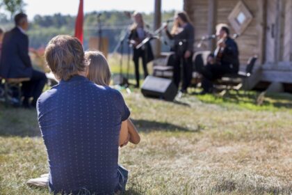 Paminėti tautą suvienijančią Baltijos kelio ir Juodojo kaspino dieną tradiciškai susirinkta simbolinėje vietoje – po paskutiniojo tarpukario Lietuvos užsienio reikalų ministro Juozo Urbšio tėviškės ąžuolais.