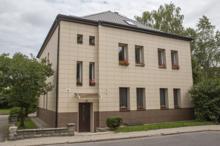 Kai kurie daugiabučiai Panevėžyje skaičiuoja aštuntą ar net devintą dešimtį. Nors senųjų namų sienos – tarsi mūrai, tačiau visos komunikacijos ir inžinerinės sistemos savo amžių jau atitarnavusios. Kol kai kurie tokių namų gyventojai žiemą priversti kalenti dantimis ir mokėti kosmines sumas už šildymą, kiti ryžosi renovacijai, kuri ne tik išsprendė daugelį bėdų, bet ir padėjo sukurti jaukius namus.